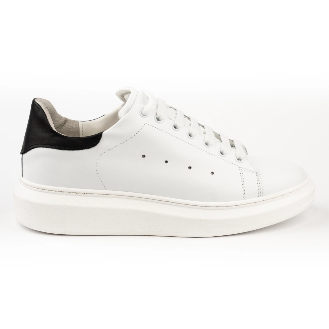 Sneakers in Pelle Liscia - Bianca con talloncino nero