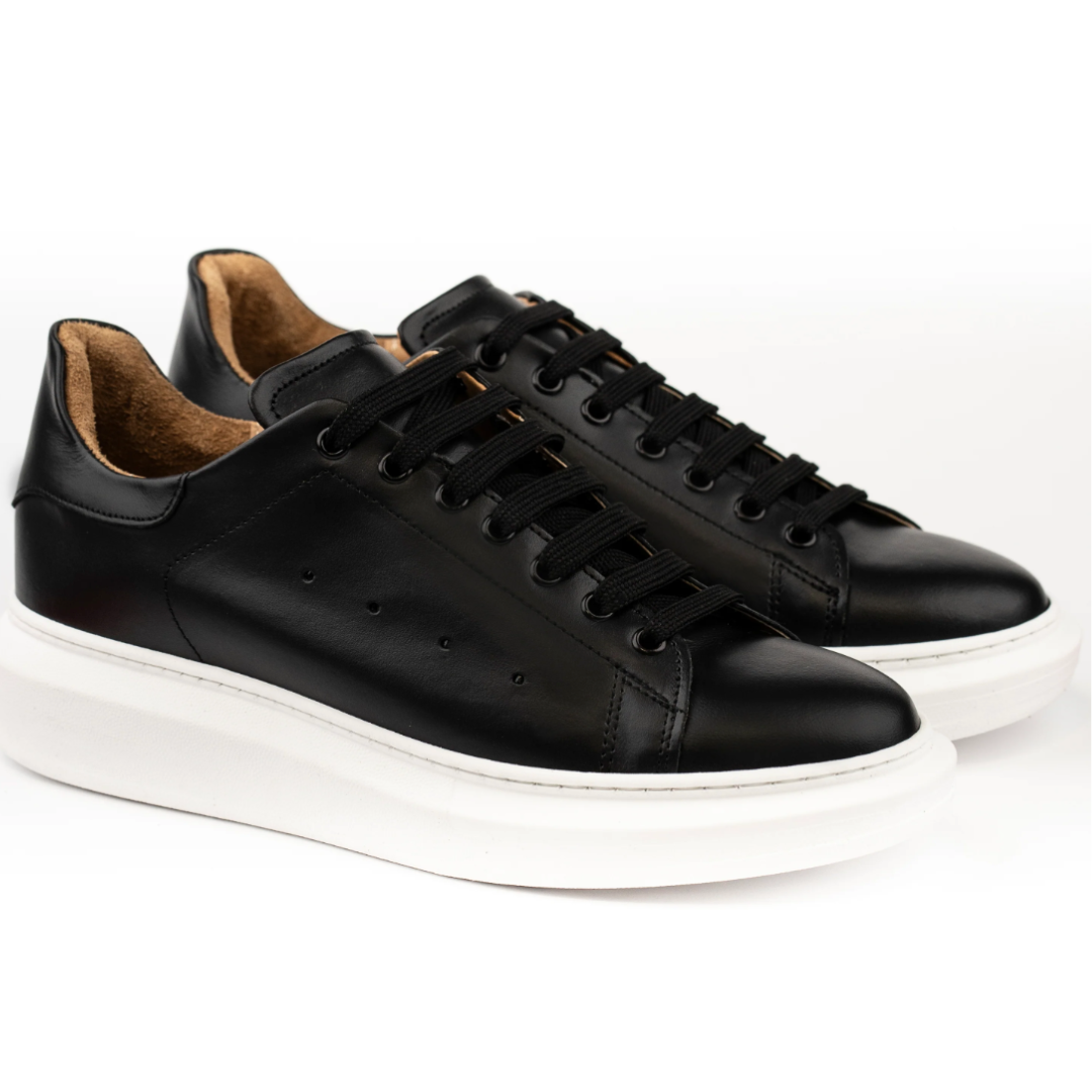 Sneakers in Pelle Liscia - Nera con suola bianca